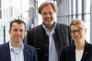 Präsidentin und Stellvertreter Gruppenfoto vor einem Gebäude